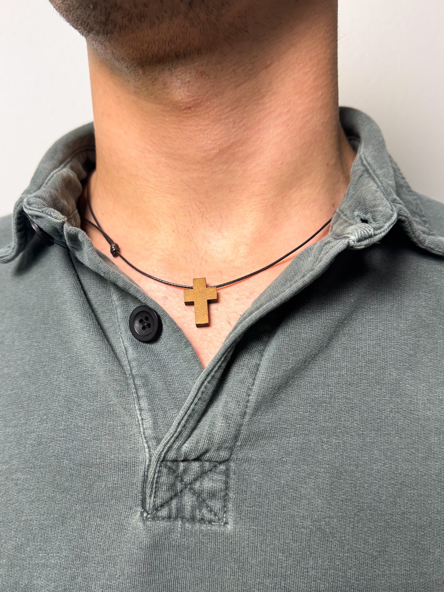 Colgante cruz madera